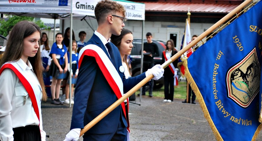 Uroczystość przekazania sztandaru Szkole Podstawowej im. Bohaterów Bitwy nad Wkrą w Jońcu