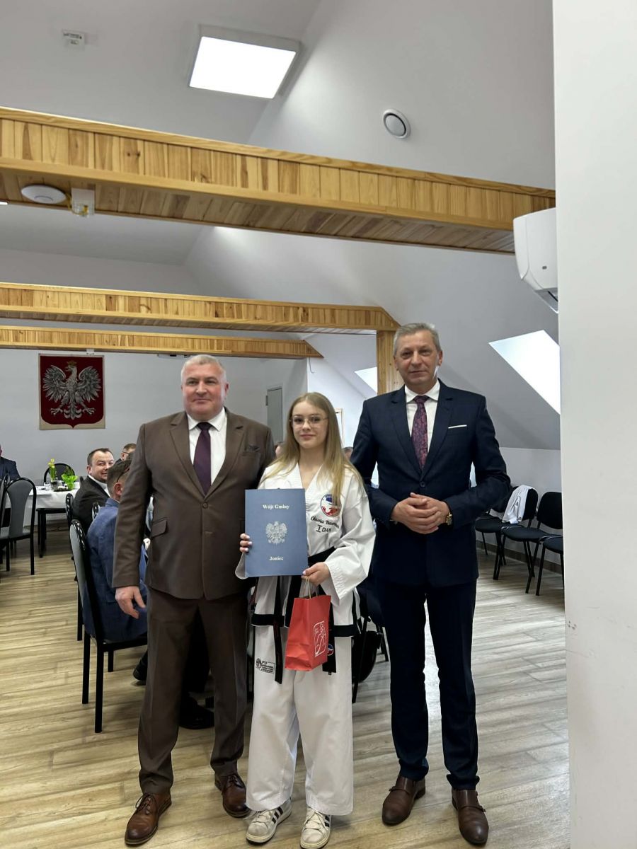 Podczas ostatniej sesji Rady Gminy Joniec wyróżniono Oliwię Bauman za osiągnięcia sportowe i godne reprezentowanie gminy.