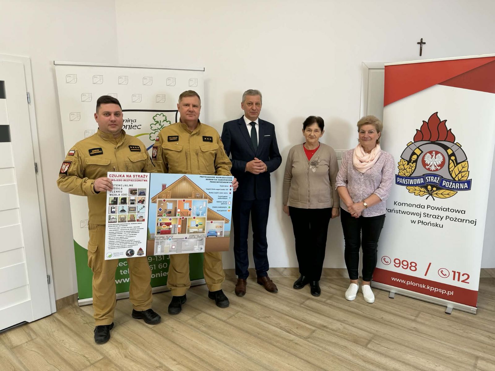 Przekazanie czujek dymu dla seniorów z terenu gminy Joniec