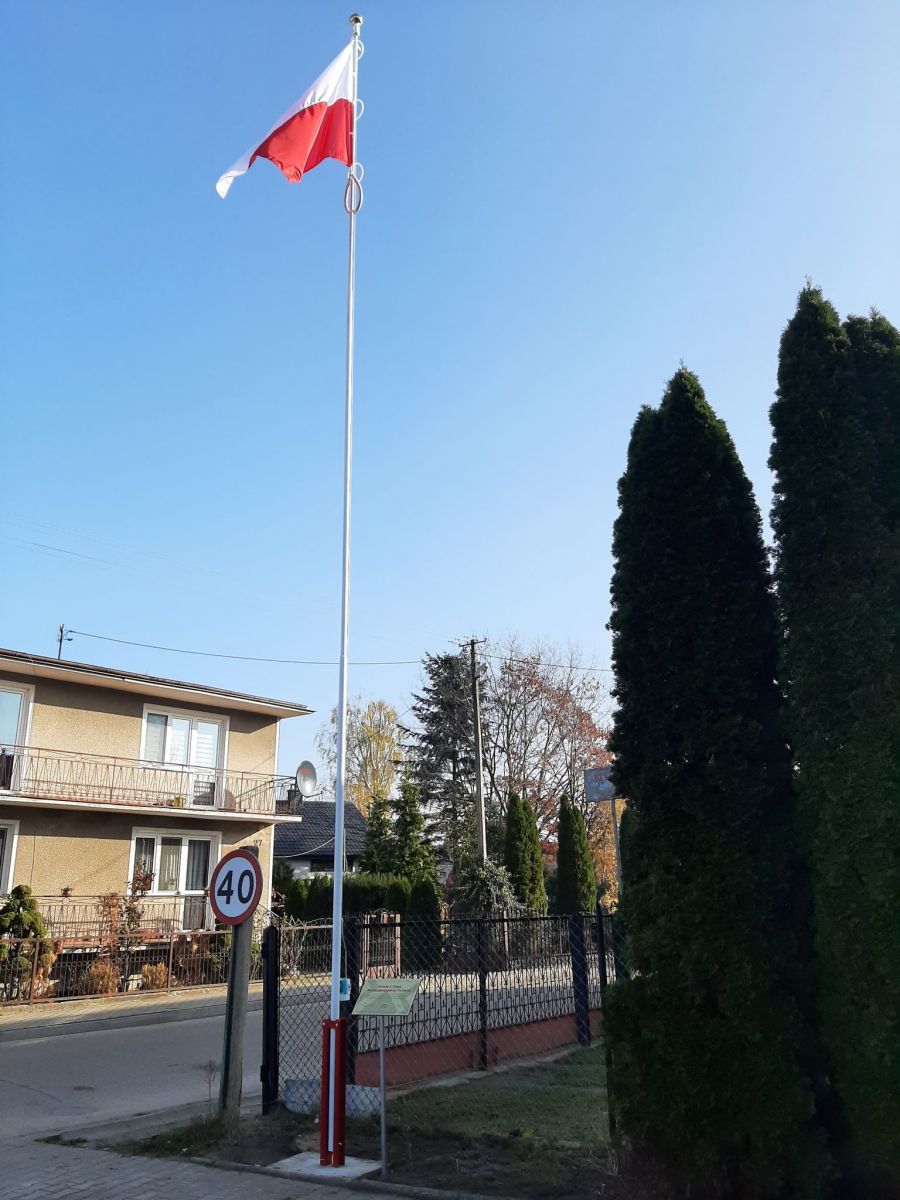 Maszt przed Urzędem Gminy w Jońcu