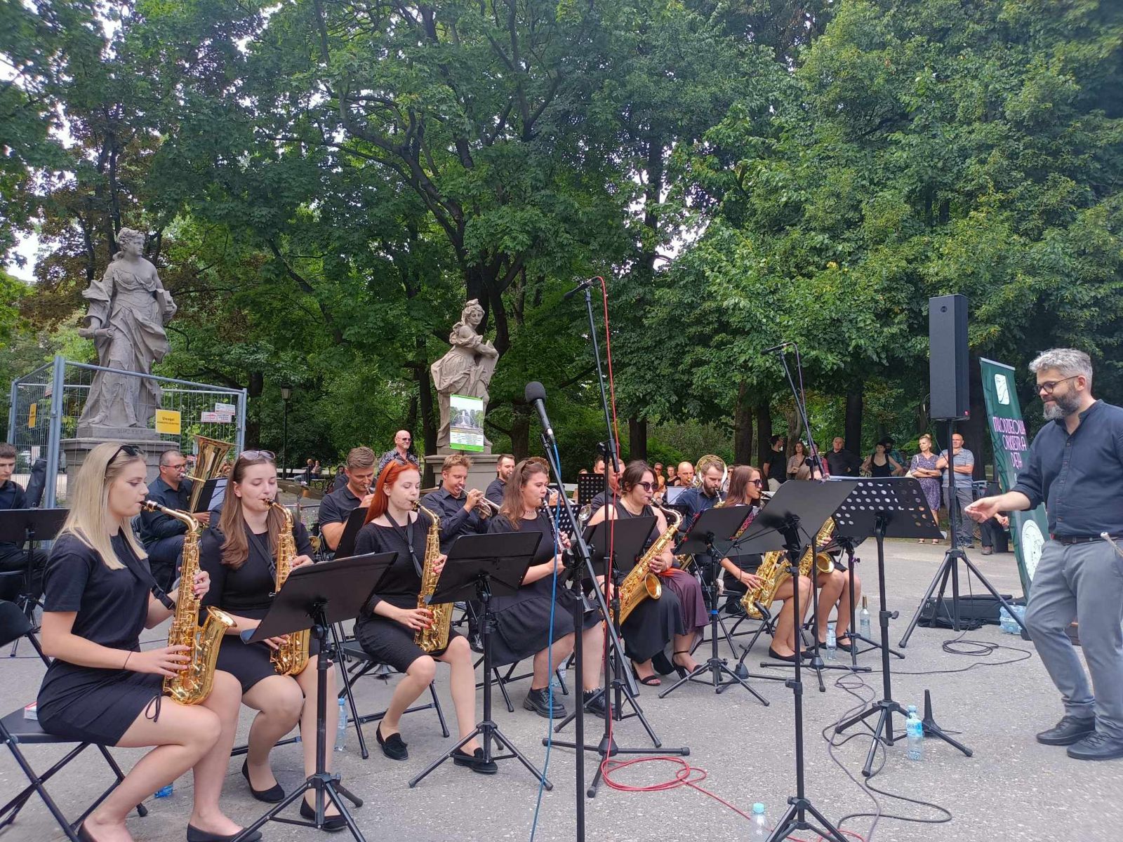 Koncert Młodzieżowej Orkiestry Dętej w Ogrodzie Saskim w Warszawie