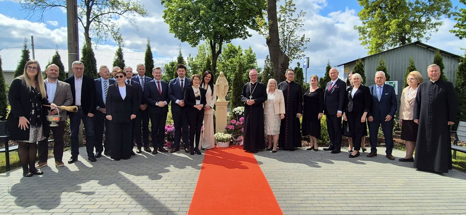 Poświęcenie kapliczki z figurą Matki Boskiej w Zakładzie Opiekuńczo- Leczniczym w Starej Wronie