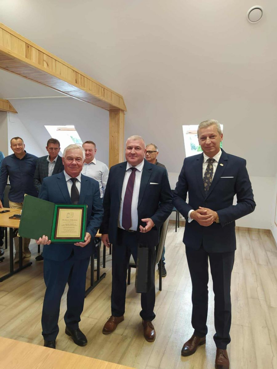 Podziękowania dla Pana Mirosława Siedleckiego, który po ponad 40 latach pracy w Urzędzie Gminy przeszedł na zasłużoną emeryturę.